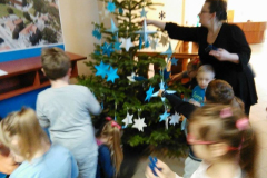 Ubieranie choinki w Urzędzie Miasta