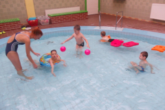 Zabawy ruchowe w wodzie i w ogrodzie 09.10.14r. 