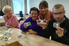 Zajęcia integracyjno-rękodzielnicze w Klubie Seniora w Sadlinkach 04.07.2019r. 