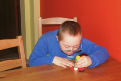 zajęcia plastyczno-techniczne w grupie edukacyjno-wychowawczej