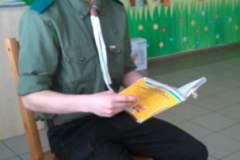 Harcerze czytają dzieciom