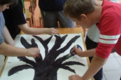 Jesienne drzewo w wykonaniu wychowanków grupy Wiosna