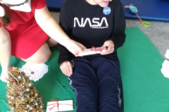 Mikołajki w grupie Zima z udziałem Piotra uczestnika Projektu "Rehabilitacja 25 plus"