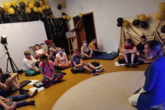 Piotr - uczestnik programu Rehabilitacja 25 PLUS podczas spektaklu "Porywacze snów"