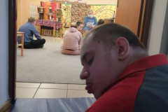 Piotr -uczestnik Programu Rehabilitacja 25 Plus podczas spotkania z Muzyką etniczną