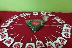 Uczestnik Programu Rehabilitacja 25 Plus podczas zajęć walentynkowych