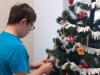 Nikodem stroi choinkę