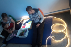 Wychowankowie Grupy Zima podczas zajęć