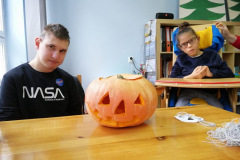 Zabawy sensoryczne z dynią w grupie Zima